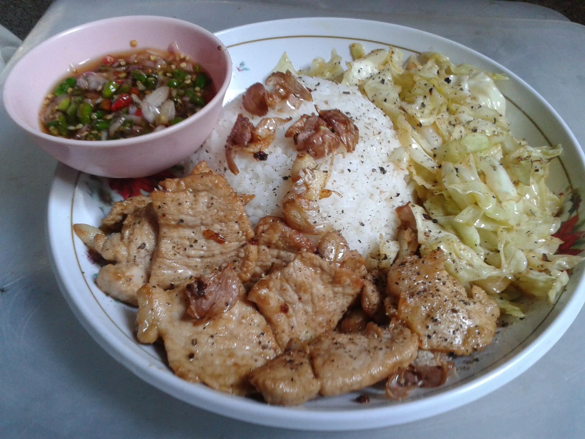 ข้าวหมูทอดกระเทียมพริกไทยดำ สูตรอาหาร วิธีทำ แม่บ้าน