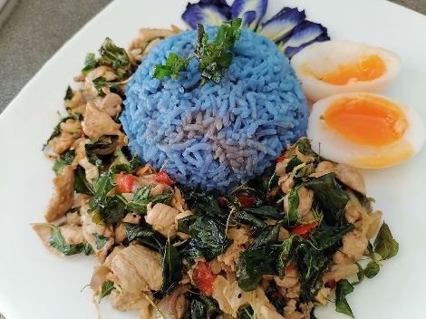 กระเพราไก่บ้าน ข้าวอัญชัญใบเตยหอมv สูตรอาหาร วิธีทำ แม่บ้าน