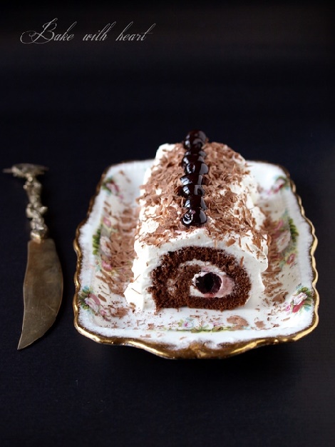 Black forest roll cake - something you shouldn't miss สูตรอาหาร วิธีทำ แม่บ้าน