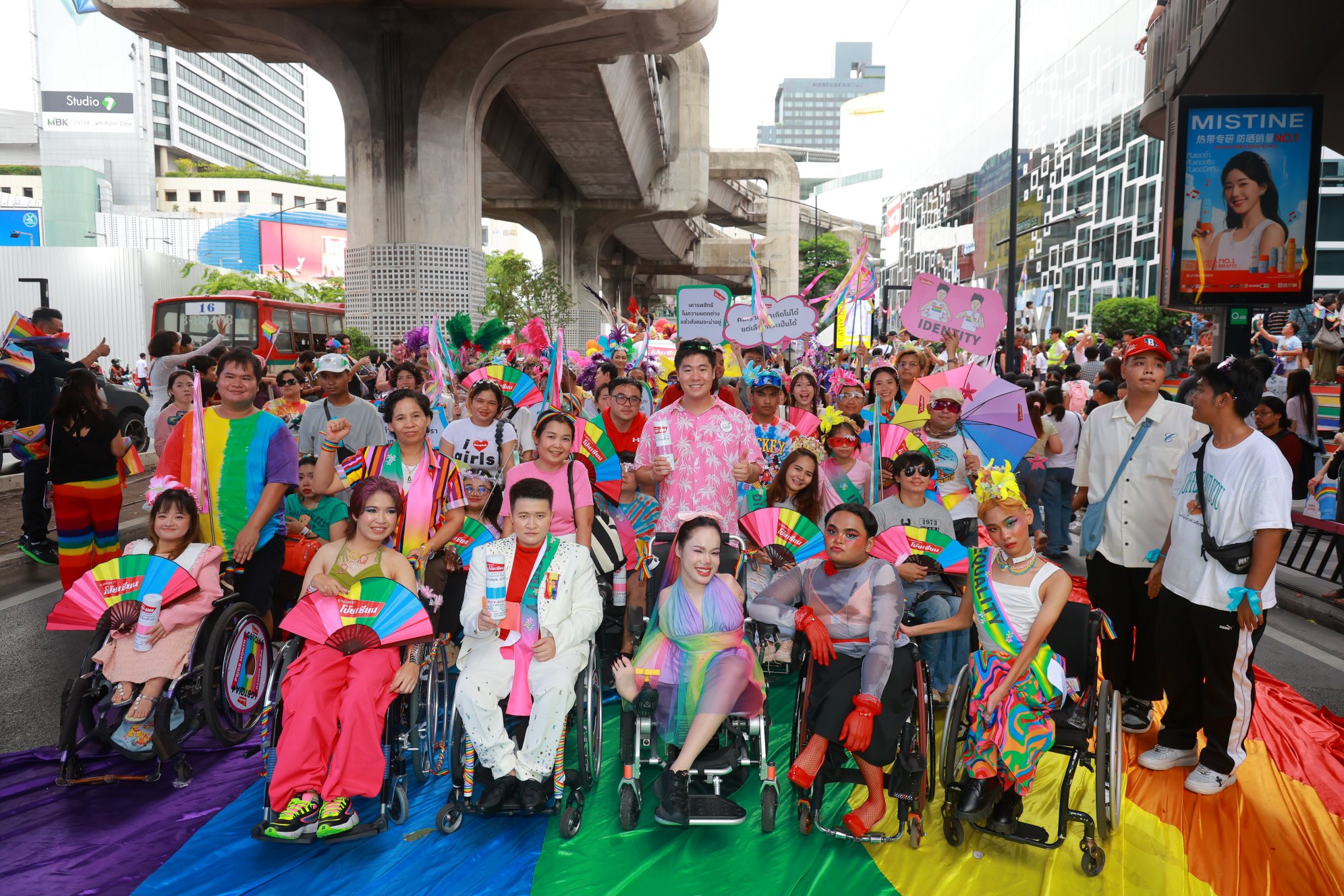 “ฝ้าย-ฟ้า-อุ้ม-เวฟ-อู๋” นำทัพผู้พิการนับร้อยร่วมขบวน “Love for Dignity ศักดิ์ศรีความเป็นมนุษย์” “ยาดมโป๊ยเซียน” ใช้ “ดอกมะละกอ” สื่อความหมายหลากหลายทางเพศ เดินหน้าส่งเสริมความเสมอภาคกลุ่ม LGBTQIAN+ 