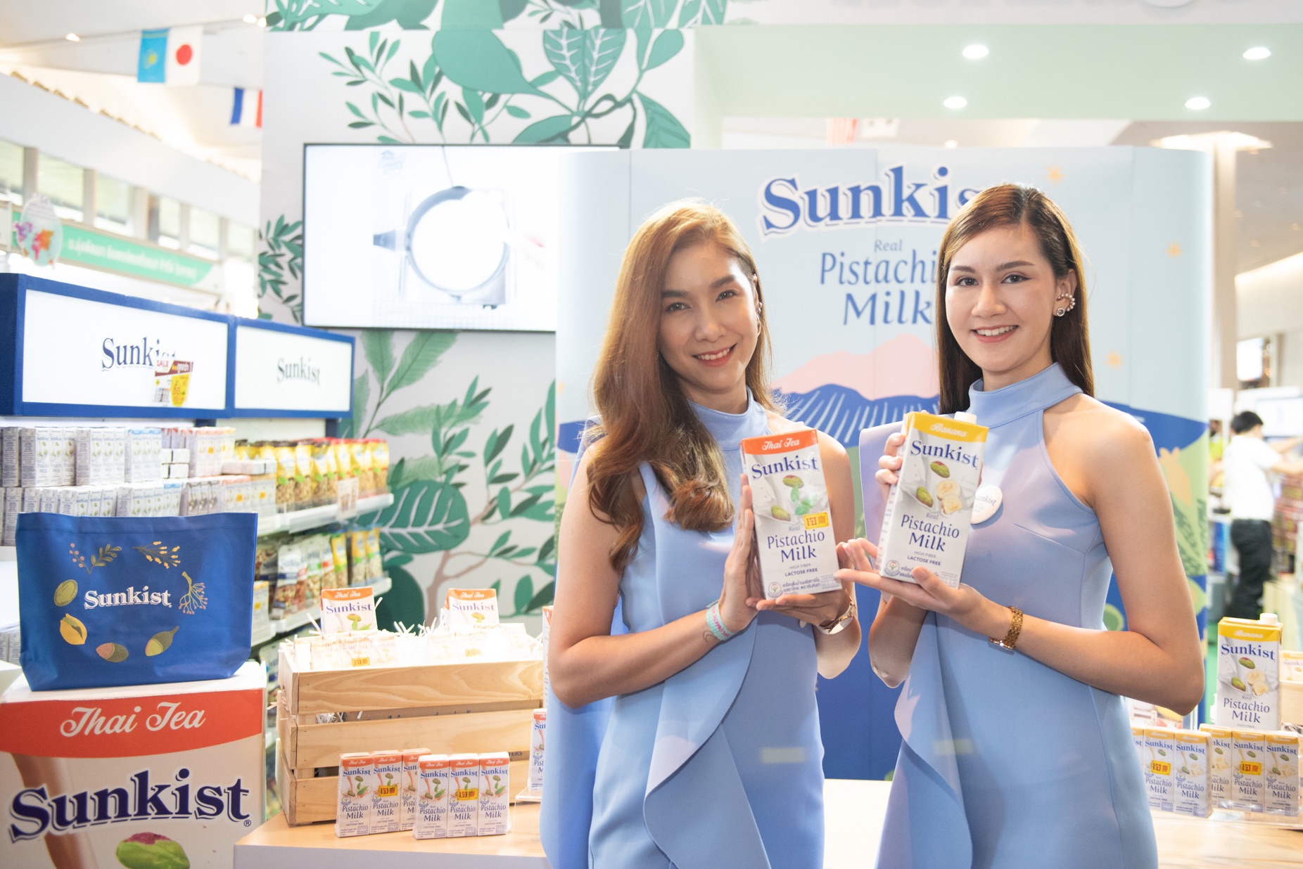 นมพิสทาชิโอ แบรนด์ซันคิสท์ โชว์เมนูพิเศษสองรสชาติน้องใหม่ ต้อนรับซัมเมอร์นี้ ในงานออกร้านคณะภริยาทูตครั้งที่ 54