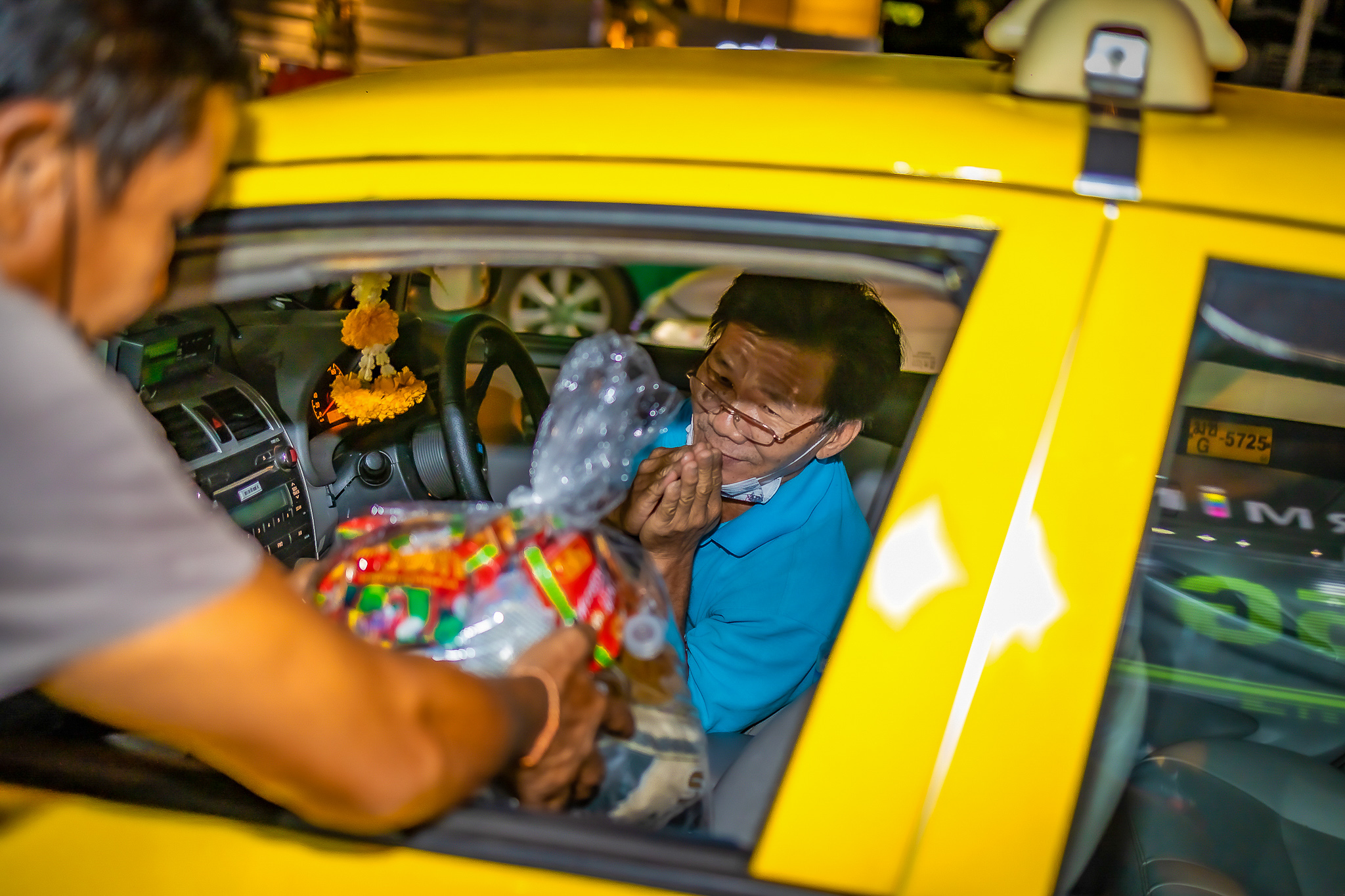 กลุ่มบริษัทแพนเธรามอบถุงยังชีพแก่พนักงานขับแท็กซี่ “ที่อาจถูกมองข้าม” กว่า 400 คน