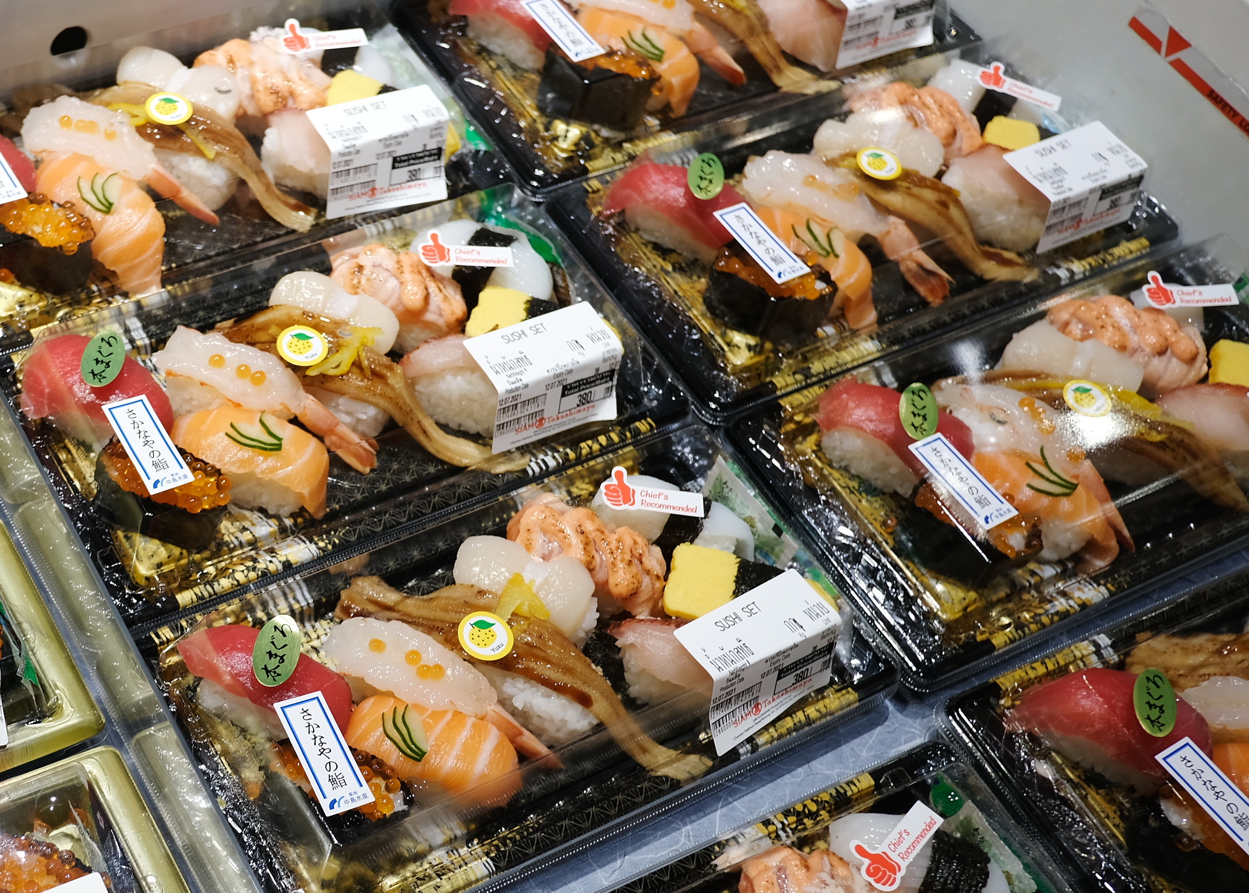 ห้างสรรพสินค้าสยาม ทาคาชิมายะ ณ ไอคอนสยาม  นำความสดใหม่ส่งตรงจากตลาดปลาญี่ปุ่นพร้อมเสิร์ฟซูชิและซาซิมิถึงบ้านคุณ! สั่งง่ายได้ทุกที่ผ่านบริการ SIAM Takashimaya Chat & Shop
