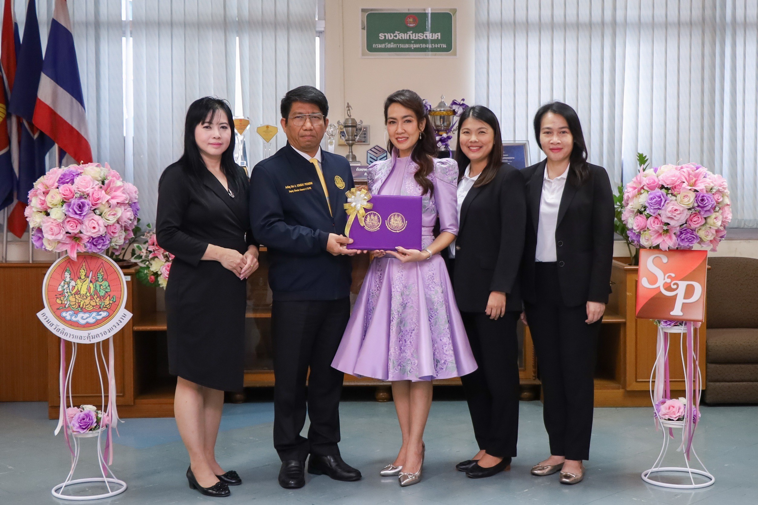 คุณมณีสุดา ศิลาอ่อน รับมอบใบประกาศเกียรติคุณ “สตรีนักบริหารดีเด่น สาขาสตรีผู้บริหารภาคเอกชนดีเด่น สถานประกอบกิจการขนาดใหญ่ ประจำกรุงเทพมหานคร“ เนื่องในวันสตรีสากล ประจำปี 2567 สำนักพิมพ์แม่บ้าน