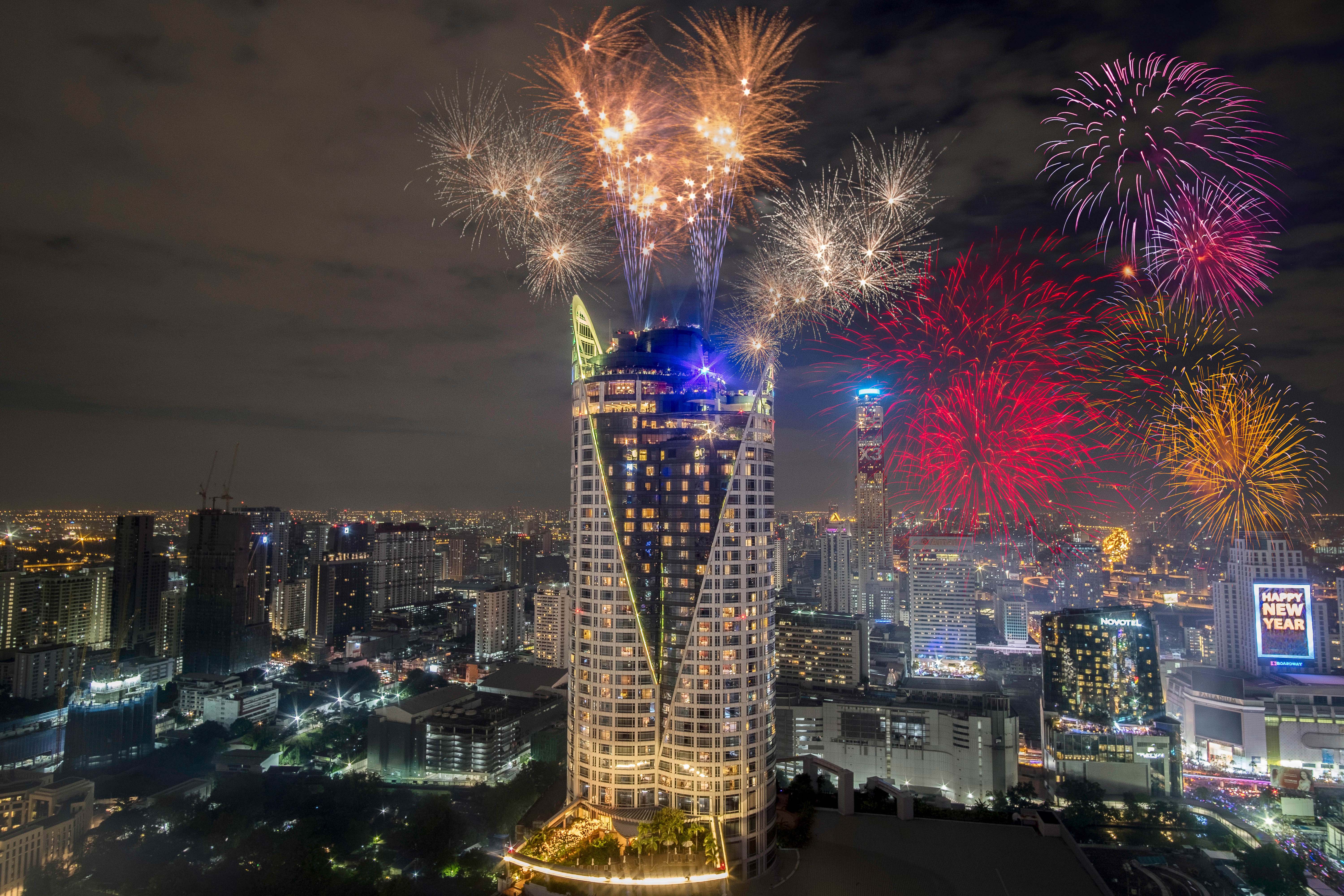 จุดเช็คอินสุดเก๋ พร้อมดินสุดเนอร์หรูในค่ำคืนนับถอยหลังเริ่มต้นปีใหม่ ณ ห้องอาหารเรดสกาย โรงแรมเซ็นทาราแกรนด์ฯ เซ็นทรัลเวิลด์