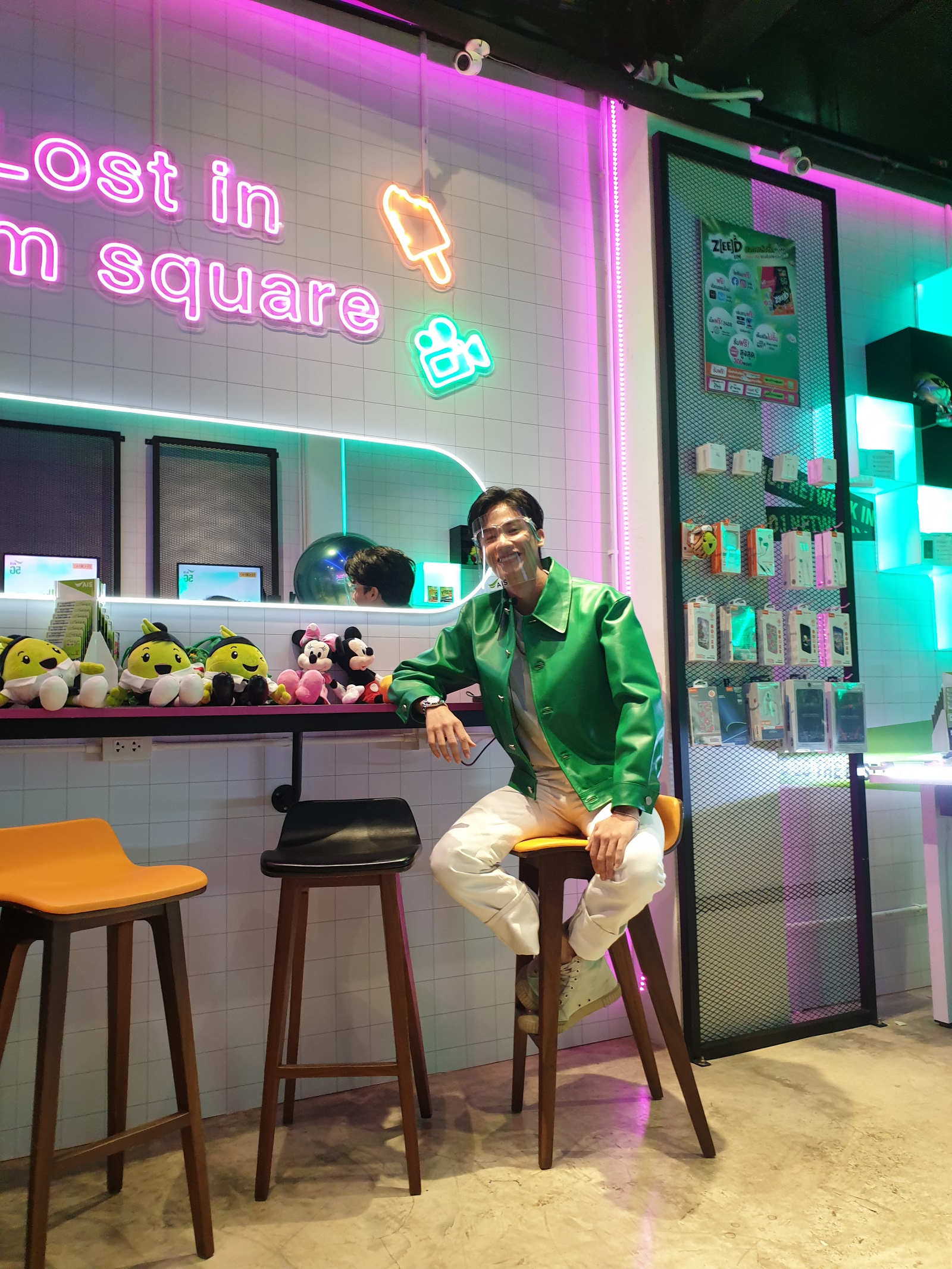เต ตะวัน ร่วมส่งความสุขส่งท้ายปี ชวนวัยรุ่นสยามเช็คอิน AIS Shop สาขาใหม่ Siam Square Soi.2 ชูจุดเด่นนั่งชิลฟิลคาเฟ่เกาหลี มาพร้อมส่วนลดและโปรโมชันแบบจัดเต็ม