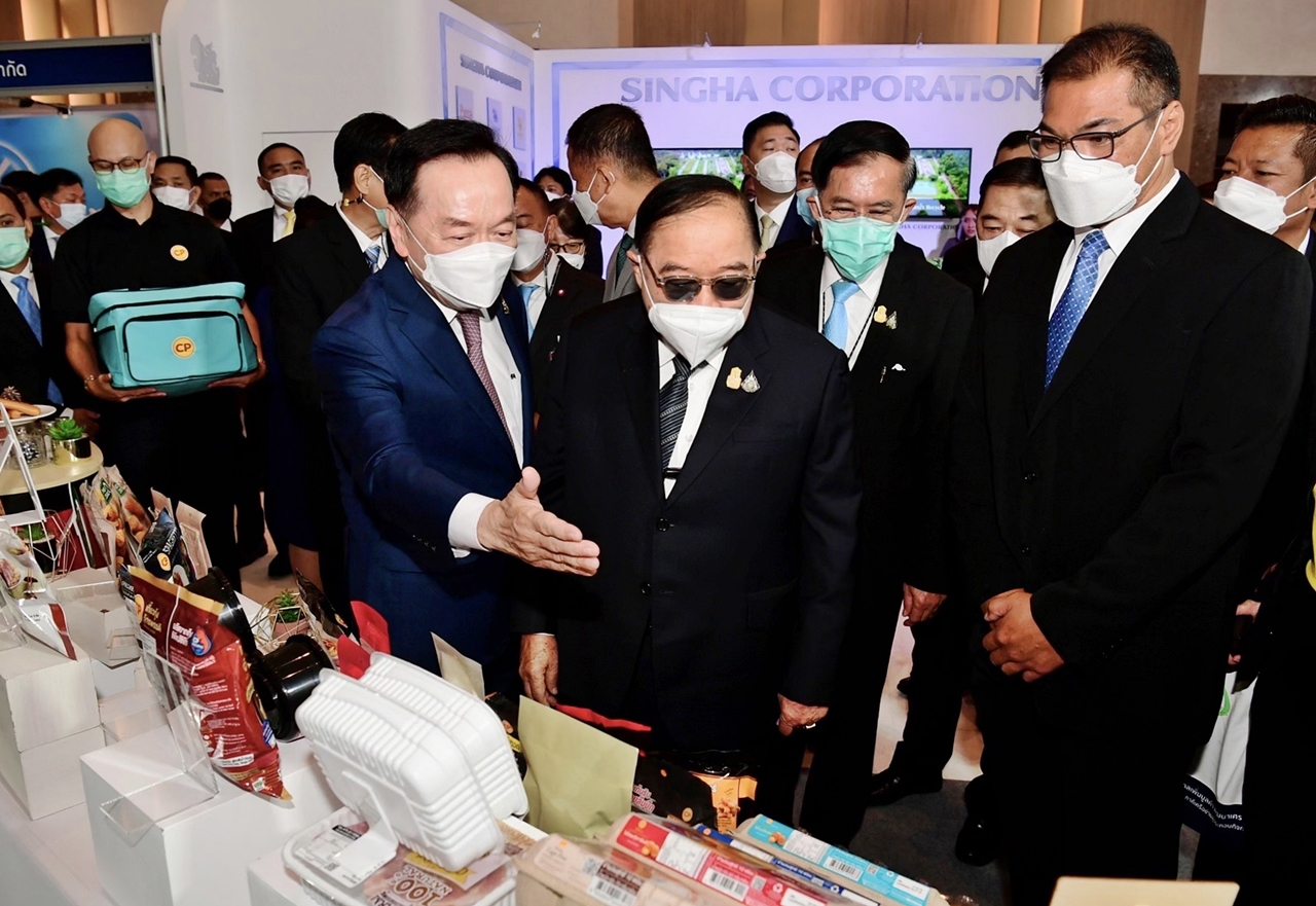 รองนายกฯ ประวิตร ชมนวัตกรรมอาหารและการบริหารจัดการน้ำ CPF งานน้ำบาดาลฯ ปี 2565