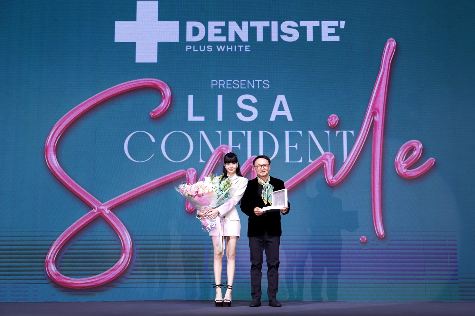 บลิ๊งค์ฟิน! ลิซ่าแจกยิ้มรัวๆ สร้างปรากฏการณ์ยิ้มสวย ฟันขาวมั่นใจกับยาสีฟันพรีเมียม เดนทิสเต้ ในงาน 'LISA' Special Greet: "DENTISTE' Presents Confident Smile with LISA"