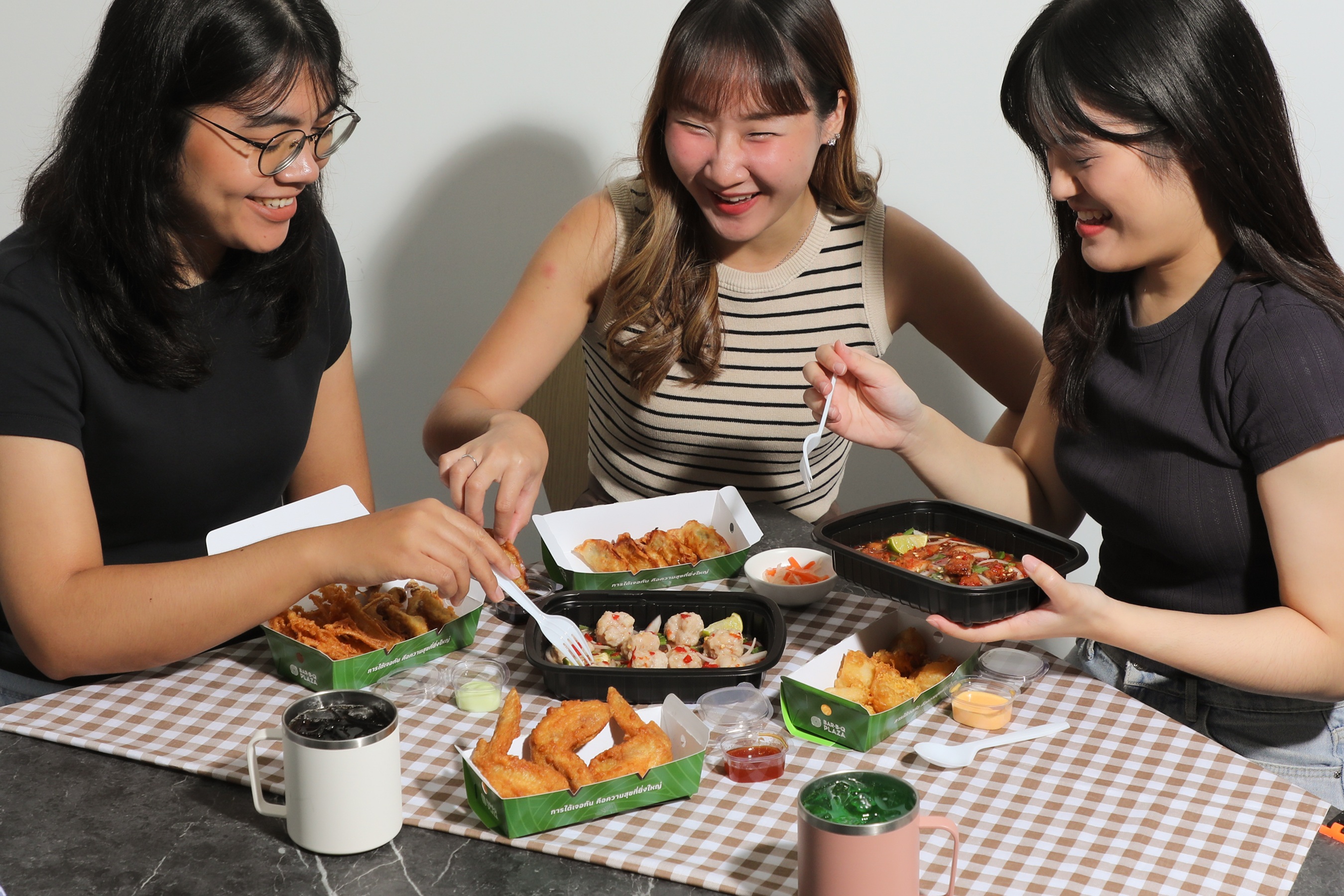 ตั้งวงให้ยาวทั้งคืน! บาร์บีคิวพลาซ่า เสิร์ฟเซต “แกล้มกันยันหว่าง”  อร่อยครบรับซีซั่นปาร์ตี้ เฉพาะเดลิเวอรี่เท่านั้น สำนักพิมพ์แม่บ้าน