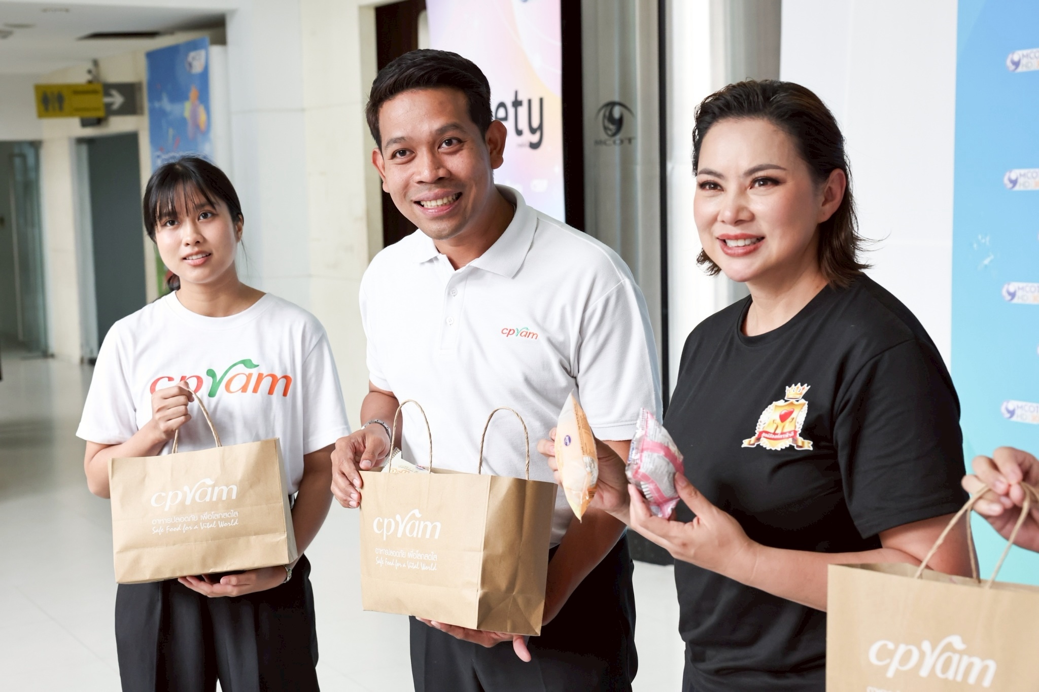 ซีพีแรม ยืนหยัดเคียงข้างคนไทยในทุกเหตุการณ์สำคัญ ร่วมส่งกำลังใจ และอาหารพร้อมรับประทาน ให้กับกองทัพภาคที่ 1 - มูลนิธิองค์กรทำดี สนับสนุนทีมกู้ภัยอาคารถล่มเขตจตุจักร อย่างต่อเนื่อง #เคียงข้างคนไทยห่วงใยไม่ห่าง  