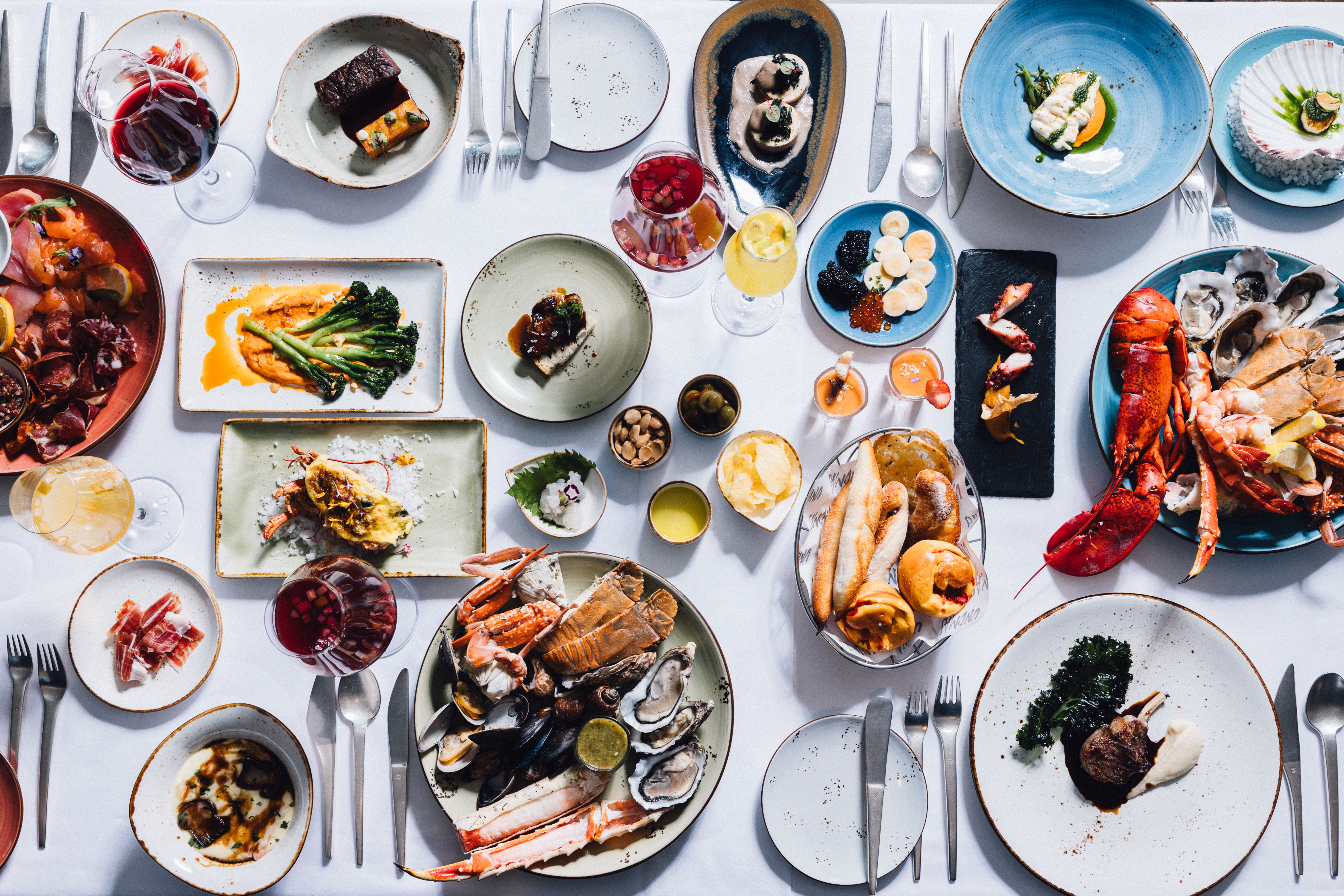 ยกระดับบรั้นช์มื้อสายวันอาทิตย์ในสไตล์เมดิเตอร์เรเนียน ใจกลางกรุงฯ ชั้น 54  ณ ห้องอาหารสเปนอูโนมาส โรงแรมเซ็นทาราแกรนด์ฯ เซ็นทรัลเวิลด์ สำนักพิมพ์แม่บ้าน