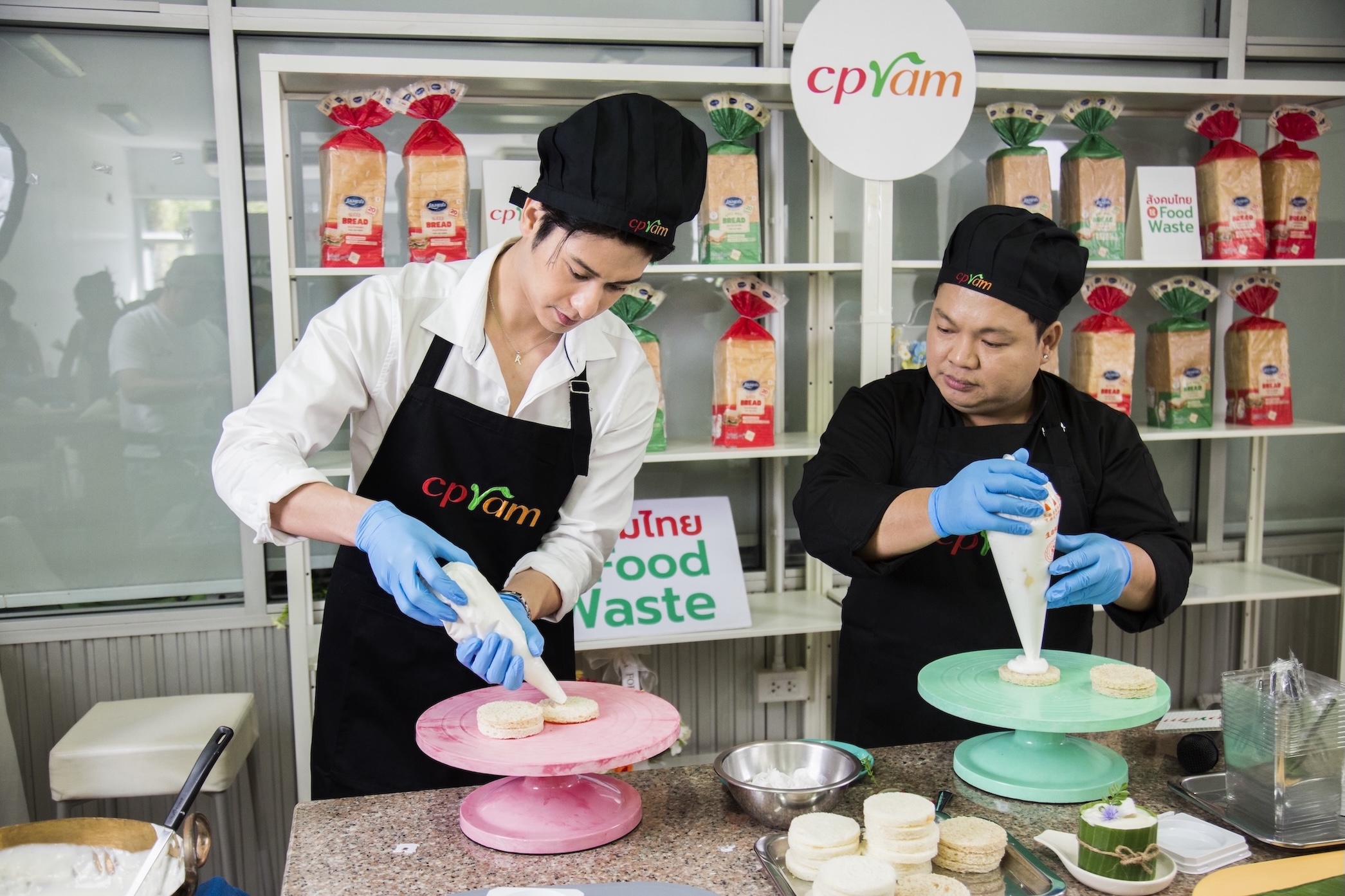 ซีพีแรม ชวน “ออกัส–วชิรวิชญ์” เติมพลังบวกในเวิร์กช็อป CPRAM FOOD STATION  ชูไอเดียลด Food Waste พร้อมครีเอทเมนูสุดฟีลกู๊ดแบบยั่งยืน สำนักพิมพ์แม่บ้าน