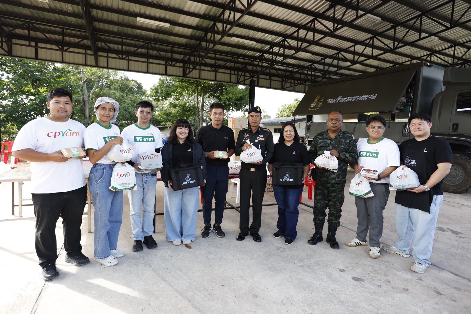 ซีพีแรม - ซีพี ออลล์ ผนึกกำลัง เชฟแคร์ส และซีพี อาสา ตั้งครัวกลางส่งมอบอาหารกล่องพร้อมรับประทาน สนับสนุนการปฏิบัติงานบุคลากรทางการแพทย์ ทหาร ตำรวจ และกู้ภัย ในพื้นที่หาดใหญ่-สงขลา จากสถานการณ์น้ำท่วมหนักหลายพื้นที่