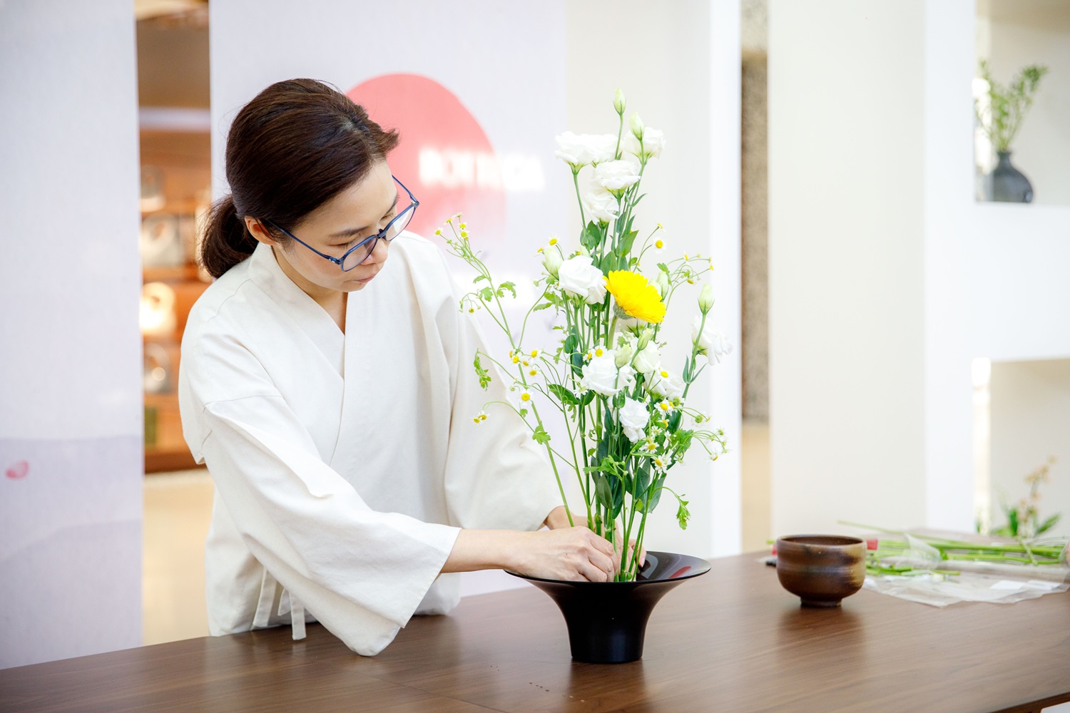 เซ็นทรัล เอ็มบาสซี ชวนสัมผัสสุนทรียศาสตร์ญี่ปุ่นกับงาน “A PEACE OF MIND”   เปิดพื้นที่แห่งความสงบ รีเซทจิตใจผ่านกิจกรรมอิเคบานะ และพิธีชงชาอันประณีต สำนักพิมพ์แม่บ้าน