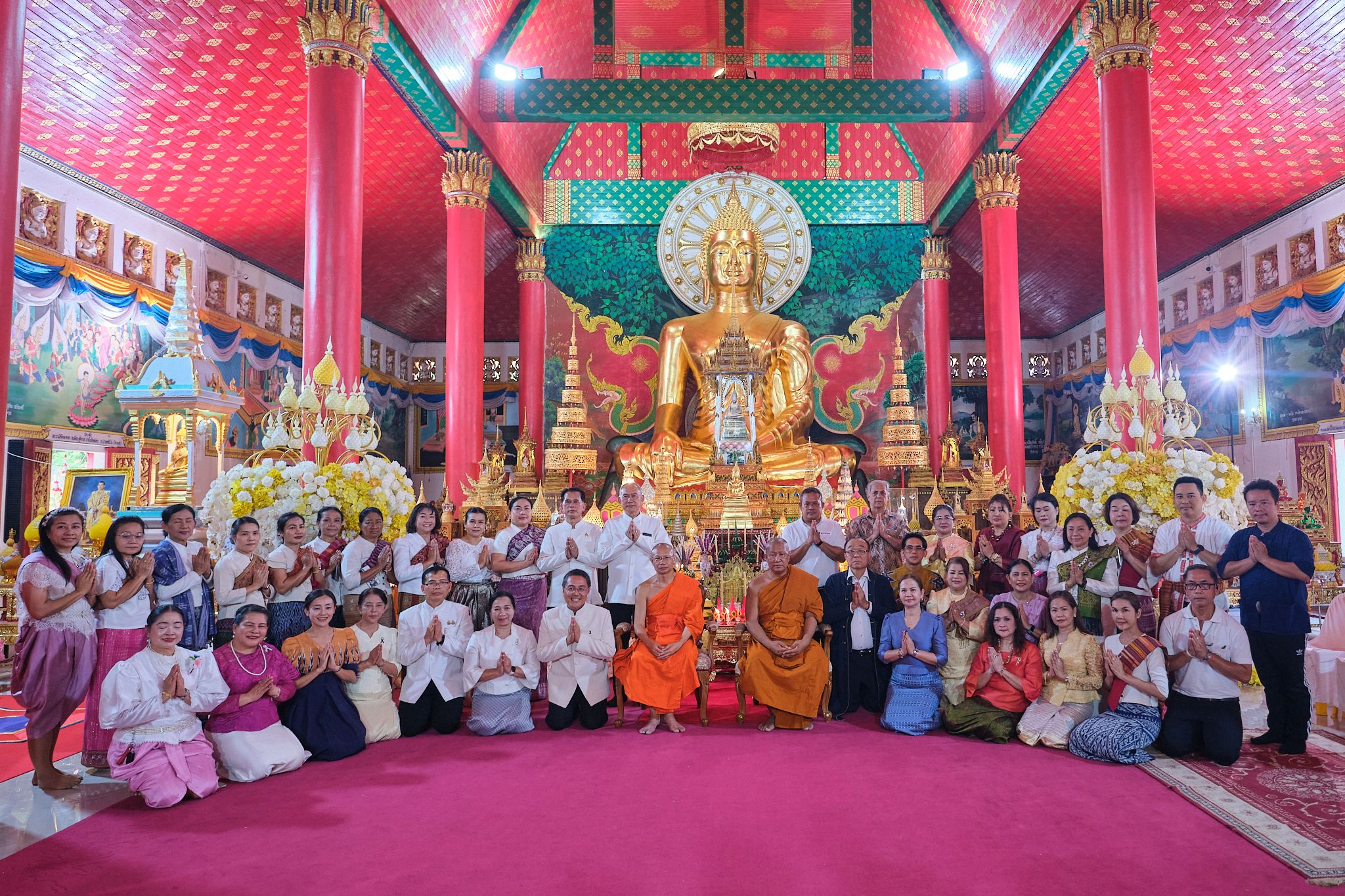 เมืองสุขสยาม ณ ไอคอนสยาม ประกอบพิธีอัญเชิญพระพุทธรูปศักดิ์สิทธิ์ “หลวงพ่อเงิน” อายุกว่า 700 ปีประดิษฐานเป็นองค์พระประธาน ในงาน “สุขสยาม สนุกสนาน สงกรานต์ บ้านฉัน” เชื่อมโยงสายธาร “มหาศรัทธาแห่งแม่น้ำมูล สู่ปฐพีบุญลุ่มน้ำเจ้าพระยา” สำนักพิมพ์แม่บ้าน