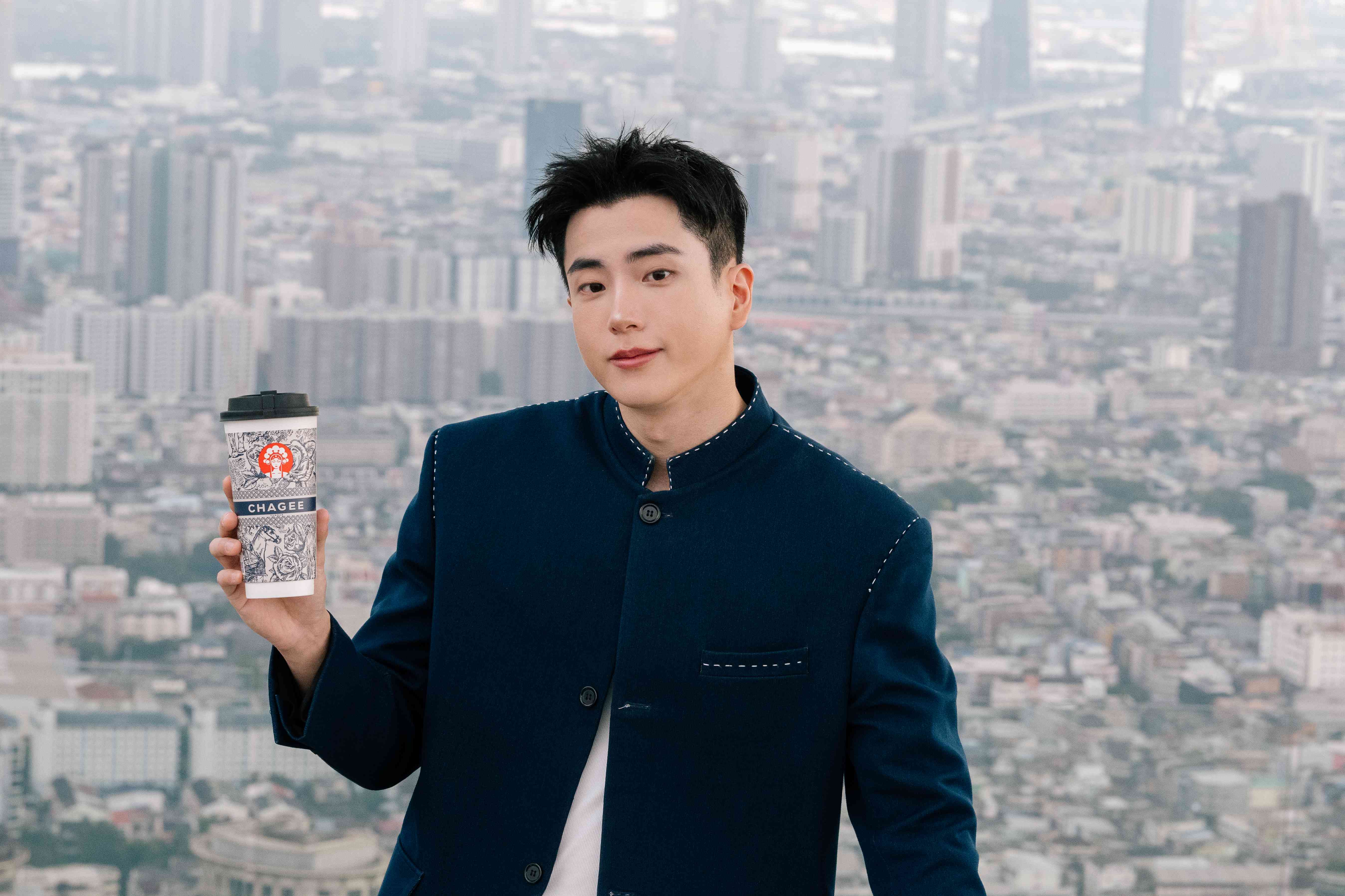 ที่แรกที่เดียว CHAGEE Mahanakhon สร้างปรากฏการณ์จิบชาเหนือเมฆ  พร้อมวิวหลักล้านแบบ 360 องศา กับ Tea Bar บนชั้น 74 ที่สูงที่สุดในโลก