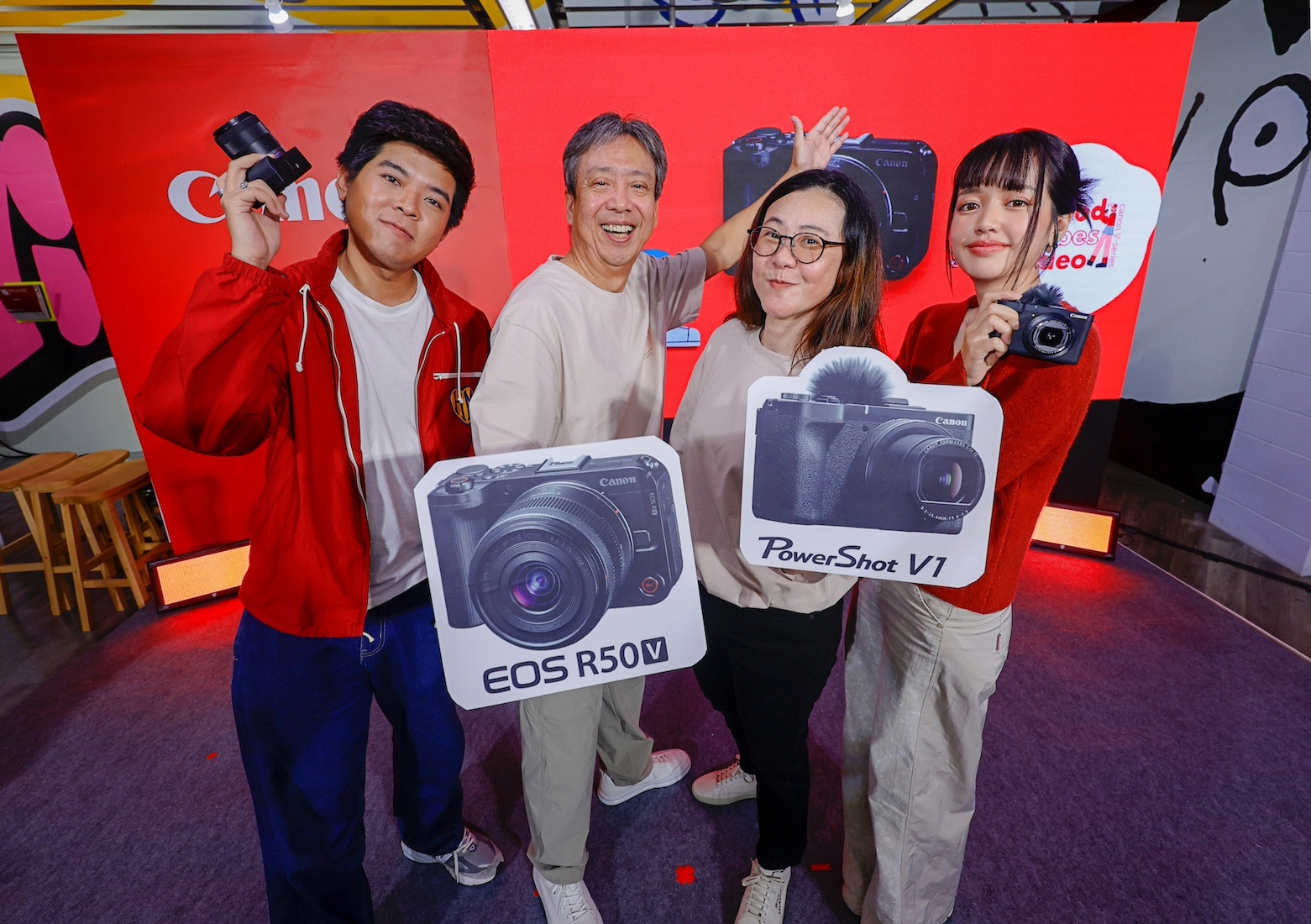 แคนนอน ประกาศราคากล้อง V ซีรีส์ดีไซน์ใหม่ EOS R50 V และ PowerShot V1  ตอบโจทย์เทรนด์วิดีโอคอนเทนต์ของครีเอเตอร์เจนใหม่ อัดแน่นด้วยฟีเจอร์เพื่องานวิดีโอ  พร้อมถ่ายทอดทุกจินตนาการด้วยคอนเทนต์คุณภาพสูง