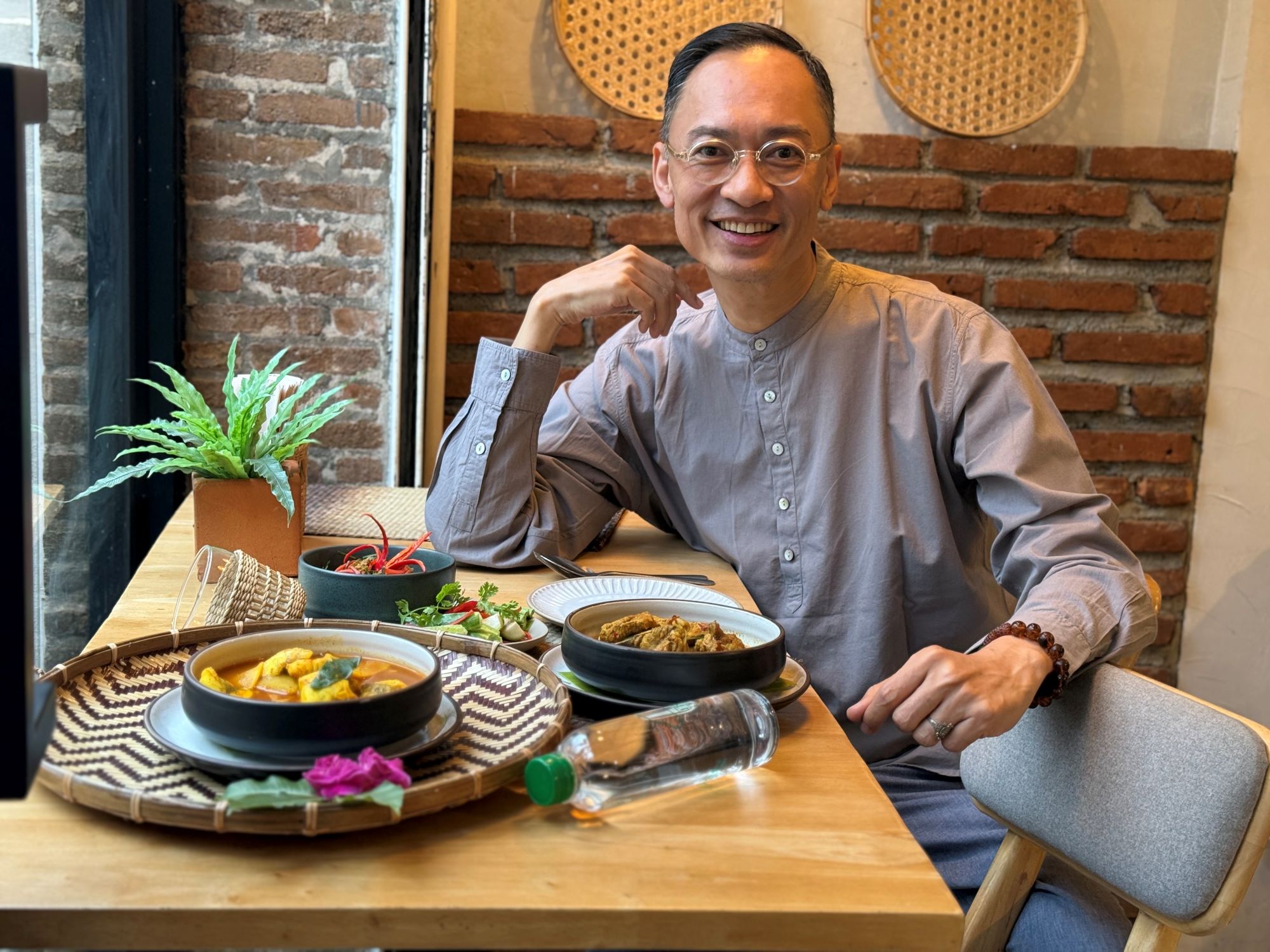 The Grand Homecoming: Isan Jantra Group ประกาศนำ “กิ่งไกร by ครัวสุพรรณิการ์” คืนถิ่นสู่อ้อมกอด “แม่ต้นไกร” มกราคมนี้ เปิดมิติใหม่อาหารไทย 5 ภาค และหัตถศิลป์อีสานสู่เวทีโลก สำนักพิมพ์แม่บ้าน