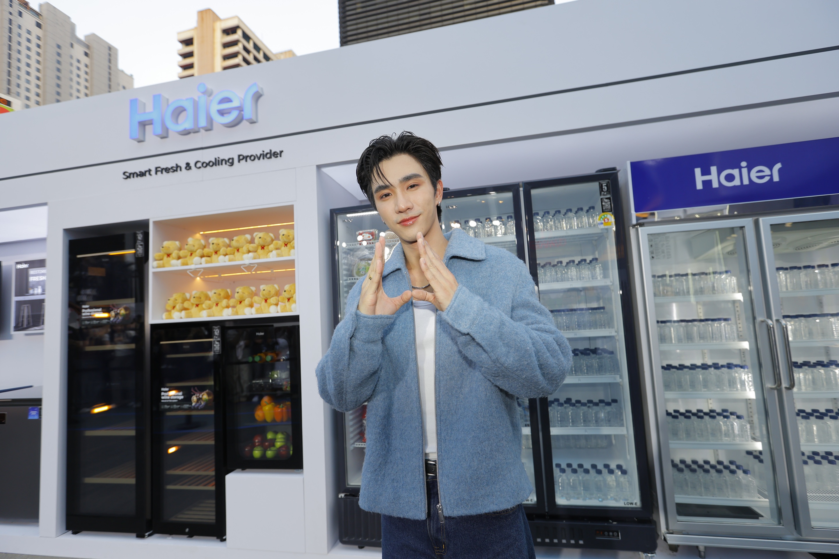 “เพิร์ธ - ธนพนธ์” ปล่อยของกลางลานเซ็นทรัลเวิลด์ แถมโปรยเสน่ห์กระชากใจแฟนๆ  จนขึ้นแท่นหนุ่มฮอตไฮเออร์ประจำงาน Champion Your Haier Life สำนักพิมพ์แม่บ้าน