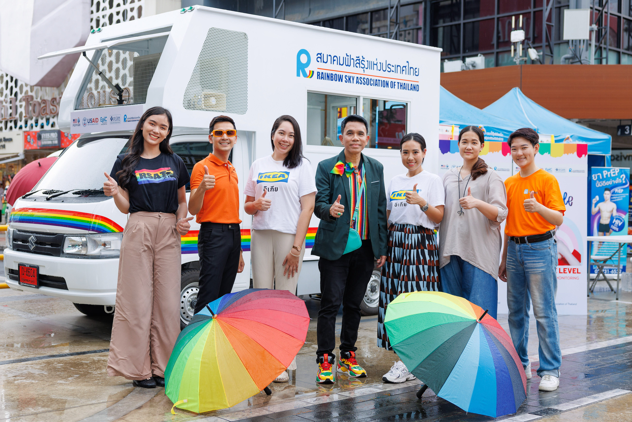 อิเกียร่วมมือกับสมาคมฟ้าสีรุ้งแห่งประเทศไทย เปิดบริการรถห้องปฏิบัติการทางการแพทย์ และรถให้คำปรึกษาเคลื่อนที่แก่บุคคลทั่วไป