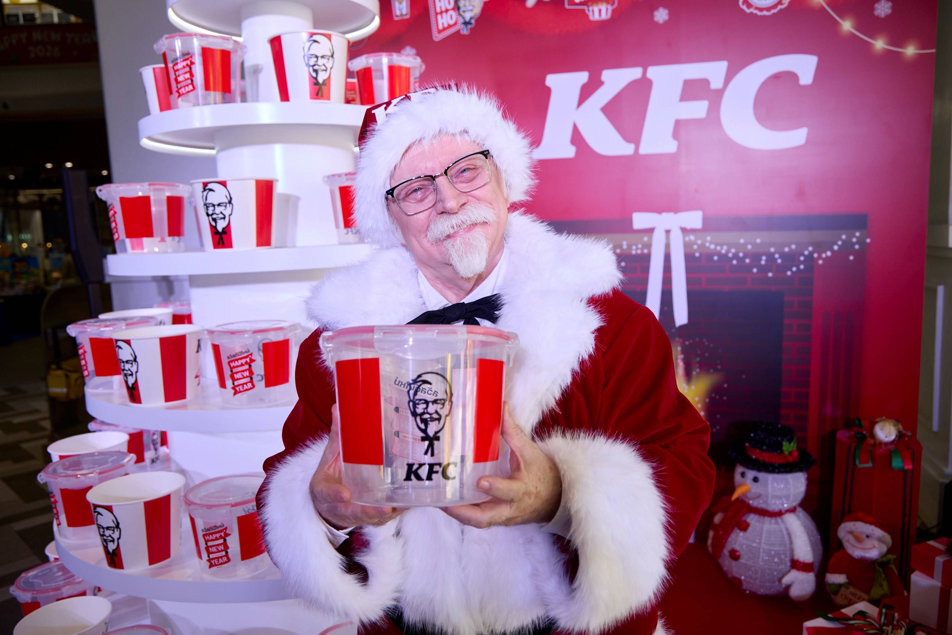 KFC ประเทศไทยแจกความสุขส่งท้ายปีผ่านแคมเปญ “แซนเดอร์สคลอสจัดให้” ส่งต่อความห่วงใยสู่ผู้ประสบอุทกภัยภาคใต้ พร้อมนำไอเท็มในตำนาน “บักเก็ตแวร์” กลับมาให้แลกซื้อแล้วทั่วประเทศ! แถมด้วยการปล่อยขบวน Troop นับถอยหลังสู่เทศกาลคริสต์มาส สร้างรอยยิ้มทั่วกรุงเทพฯ อย่างต่อเนื่อง