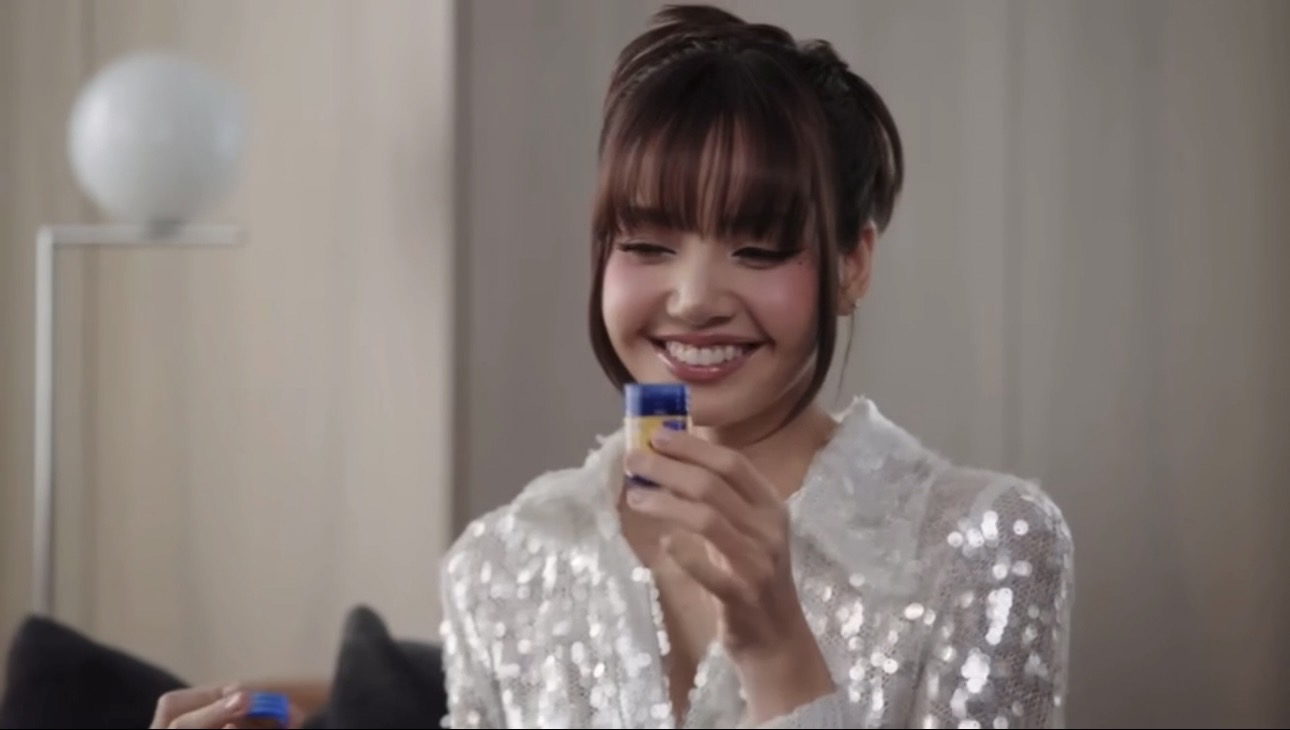 “ลิซ่า” สมมง Queen of Soft Power ไทย ชีเสิร์ฟ ยาดมมังกรทอง ไอเทมคู่ใจที่ขาดไม่ได้!!
