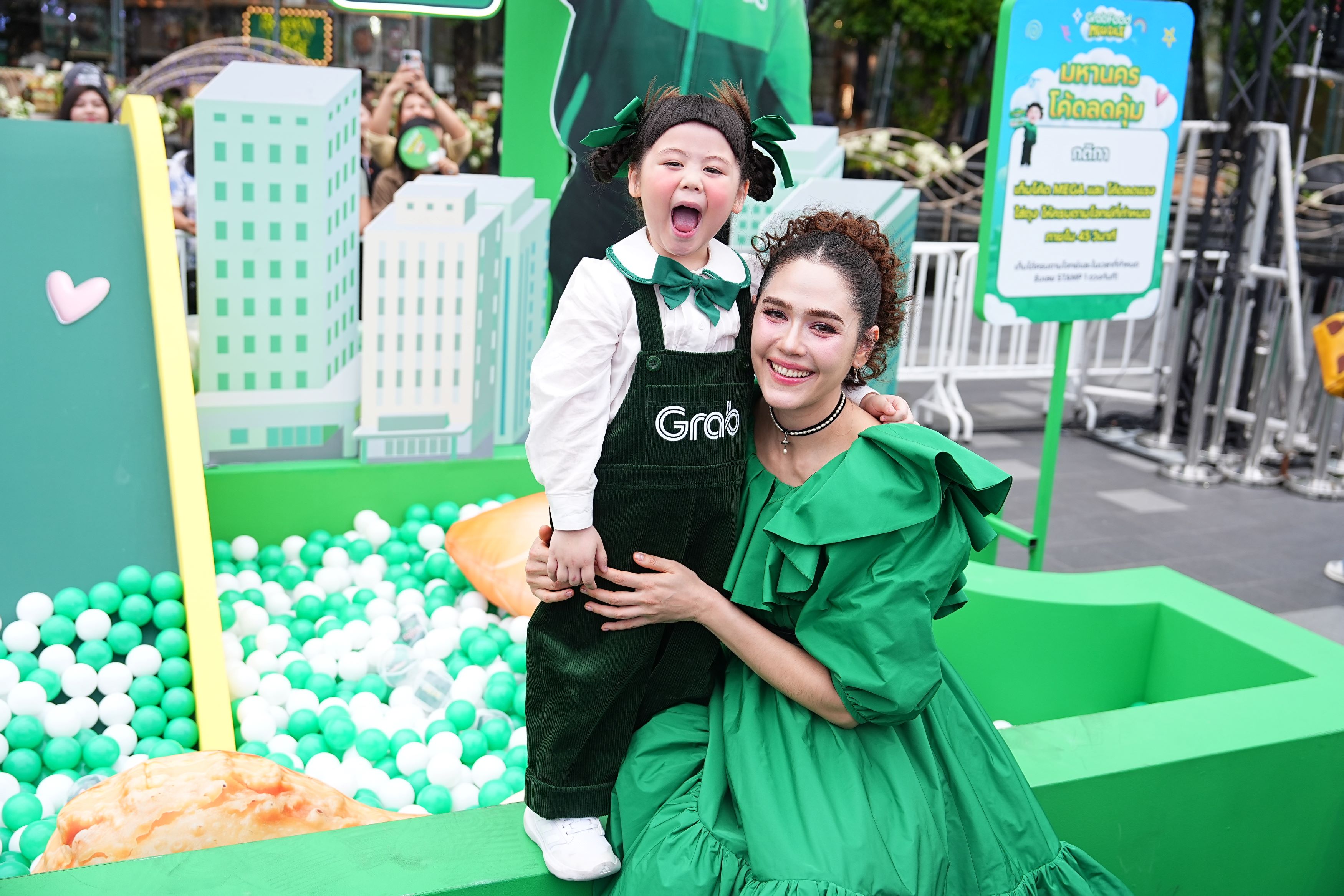 “แกร็บเกล” มาแล้ว! ควง 4 หนุ่ม “Friend of Grab” แจกความสดใสเกินต้าน ในงาน “GrabFood MEGA GALE ถูกกว่าชัวร์*” สำนักพิมพ์แม่บ้าน