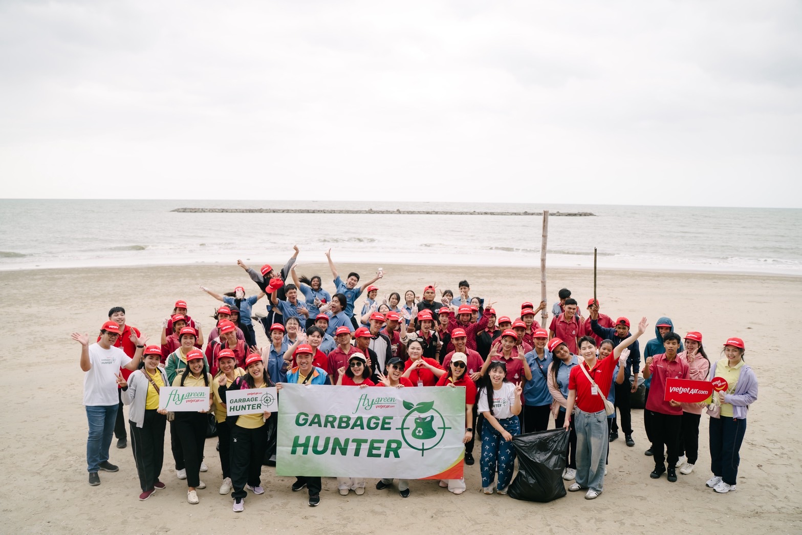 โครงการ “Fly Green” เวียตเจ็ทไทยแลนด์ เก็บขยะได้กว่า 500 กิโลกรัม และปลูกป่าชายเลนกว่า 50,000 ต้น ที่จังหวัดเพชรบุรี