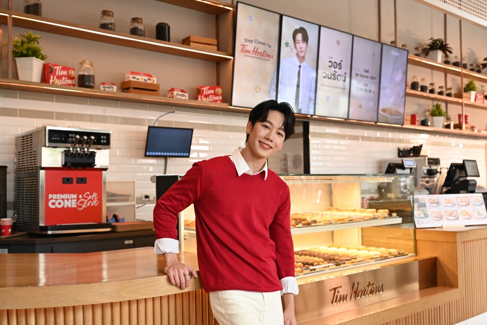 Tim Hortons ชวน “วอร์ วนรัตน์”รับบทบาริสต้าหนุ่ม พาทุกคนไปลิ้มรสความอร่อยของกาแฟพรีเมียมอาราบิก้าแท้ 100% และอาหารทำสดใหม่จานต่อจาน  ผ่านกิจกรรมเวิร์คชอปสุดเอ็กซ์คลูซีฟ  