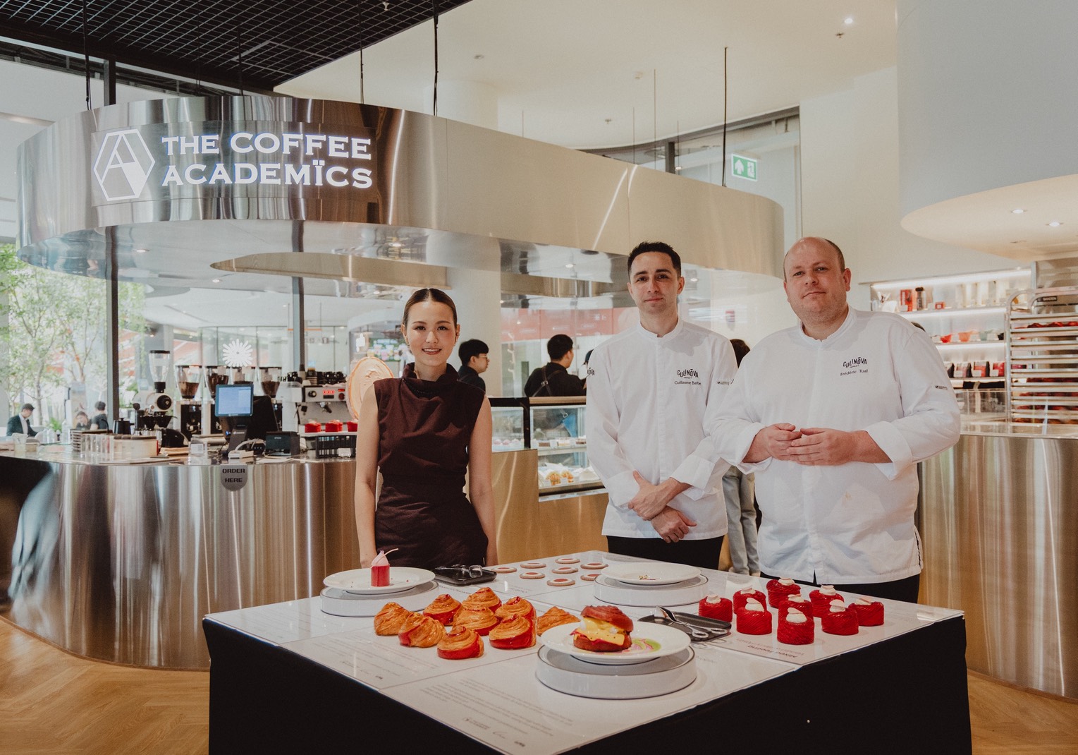 "เดอะ คอฟฟี่ อะคาเดมิคส์” เปิดตัวสาขาใหม่ โครงการคิงสแควร์ (พระราม 3) พร้อมนิทรรศการศิลปะ Abstract โดยศิลปิน “ชรัณธันย์ ธนโชติปรมัตถ์ (CHAR)” ภายใต้คอนเซ็ปต์ “Echoes of The Everyday” พร้อมเปิดตัวเมนูพิเศษจากเชฟเกียม บาร์บ (Guillaume Barbe)  ในคอลเลกชัน “Art x Edible Collaboration” สำนักพิมพ์แม่บ้าน