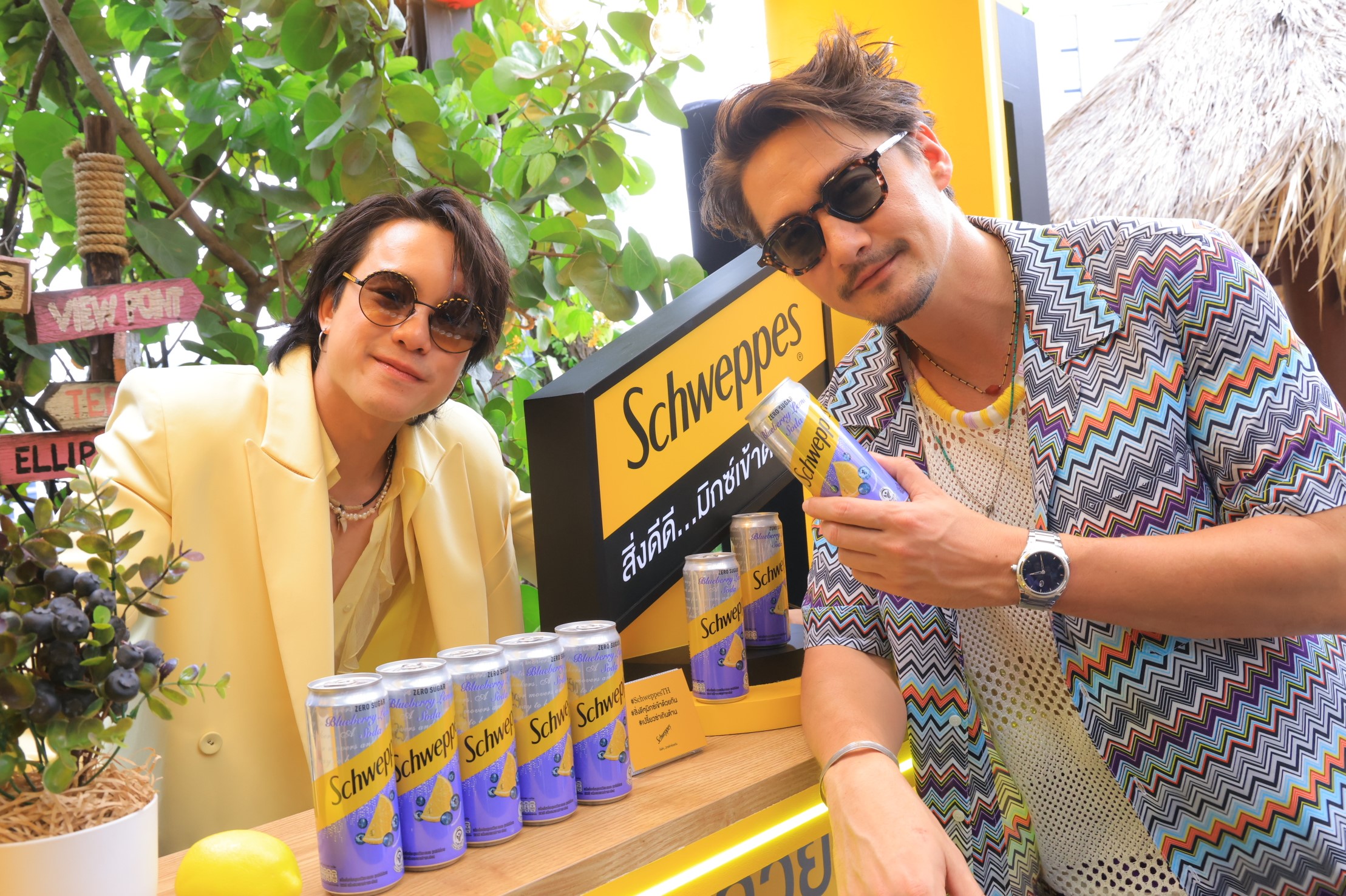  “อนันดา เอเวอร์ริ่งแฮม” ควงคู่ดูโอ “เจมมี่เจมส์ ธีรดนย์”  พร้อมกระทบไหล่แฟนคลับ ในกิจกรรมเวิร์กช็อปมิกโซโลจีสุดเอ็กซ์คลูซีฟ  รังสรรค์เครื่องดื่มสุดพิเศษด้วยรสชาติเปรี้ยวซ่าเกินต้านจาก “ชเวปส์” รสชาติใหม่  “บลูเบอร์รี เลมอน โซดา สูตรไม่มีน้ำตาล” 