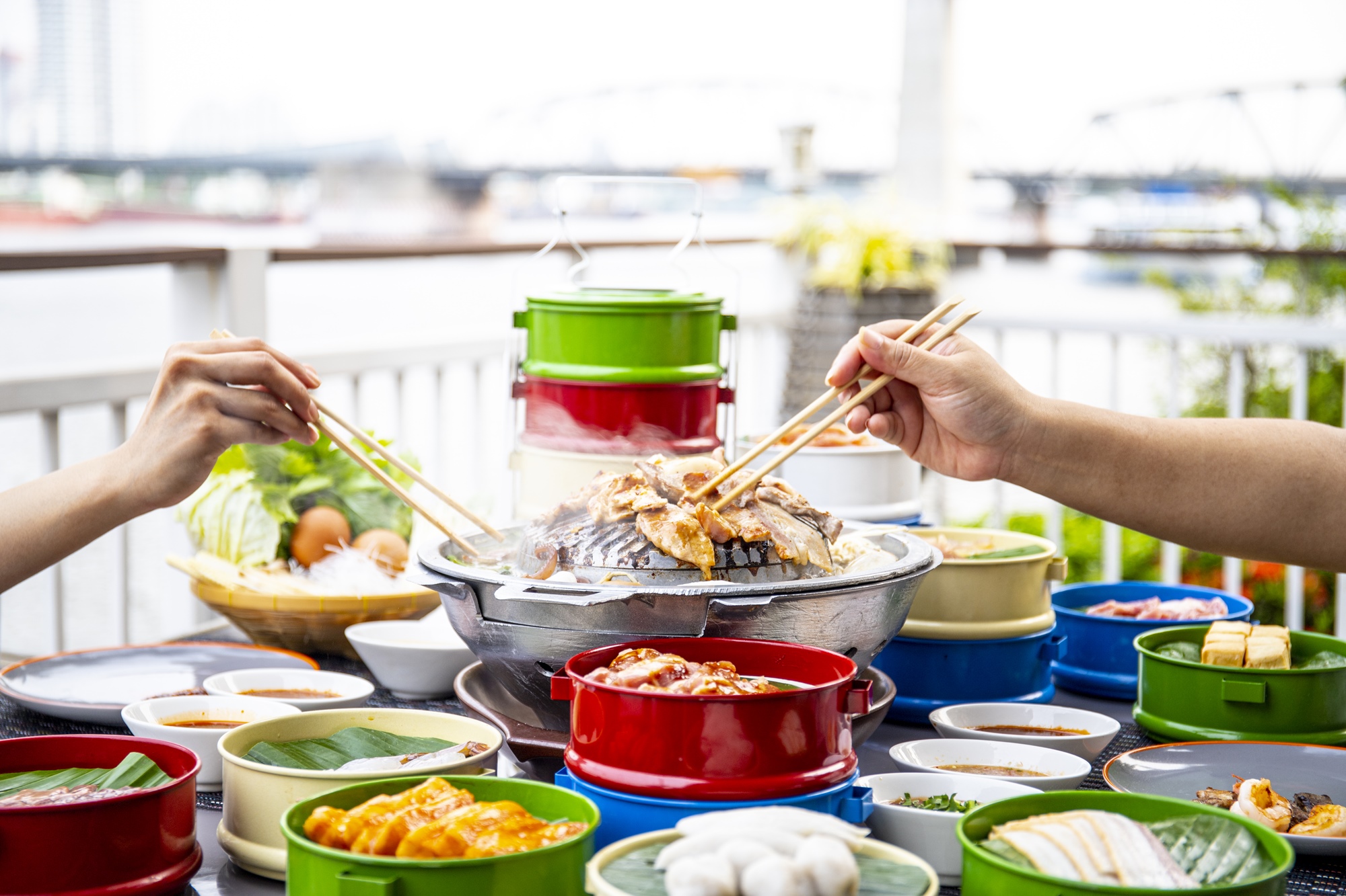 บาร์บีคิวหมูกระทะ ระดับพรีเมียม ที่ห้องอาหารเทรเดอร์ วิคส์  ริมแม่น้ำเจ้าพระยา