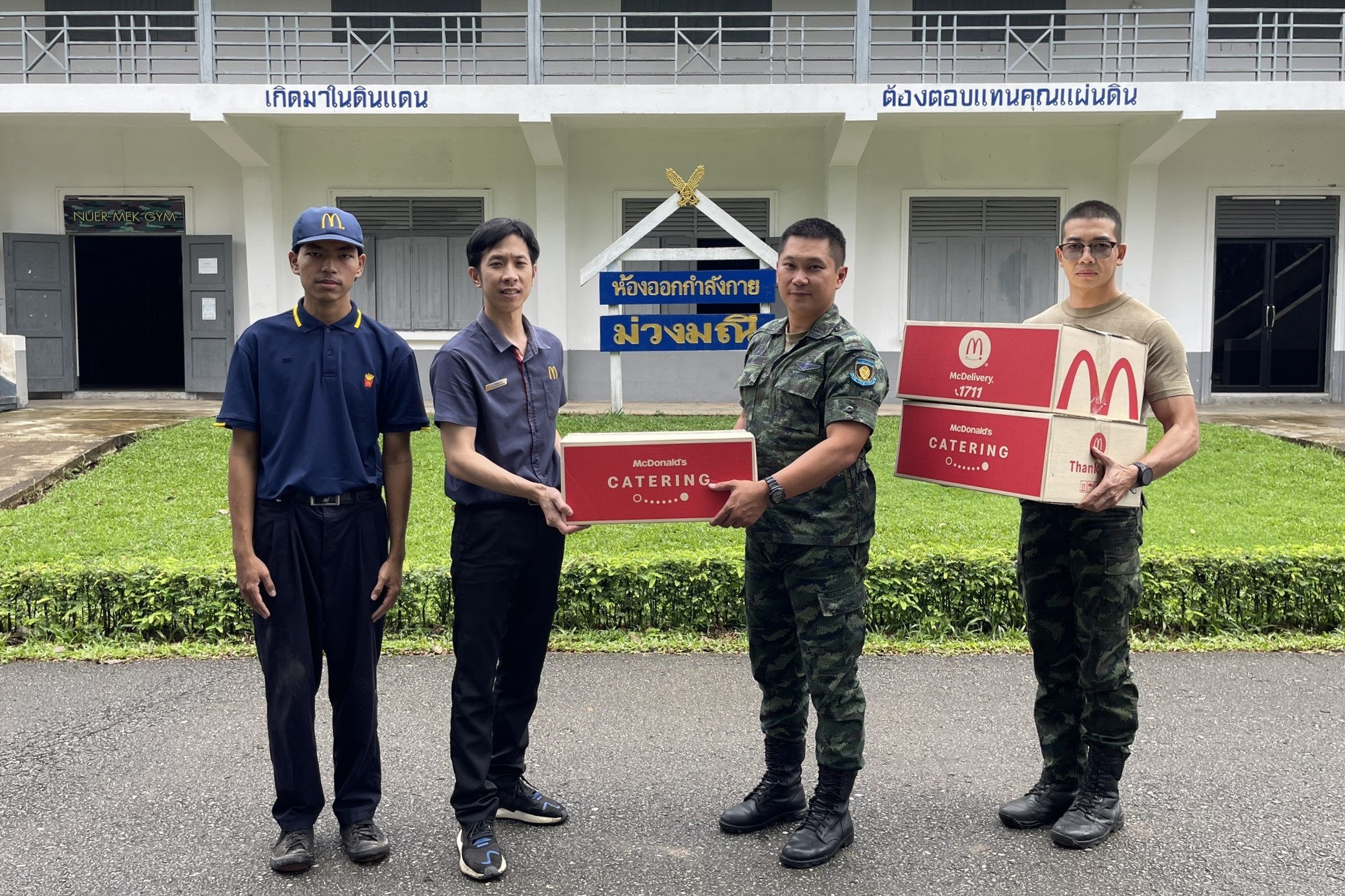 แมคโดนัลด์ ส่งมอบเบอร์เกอร์และพายกว่า 2,500 ชุด ร่วมส่งพลังใจช่วยเหลือผู้ประสบภัยน้ำท่วมภาคเหนือ 