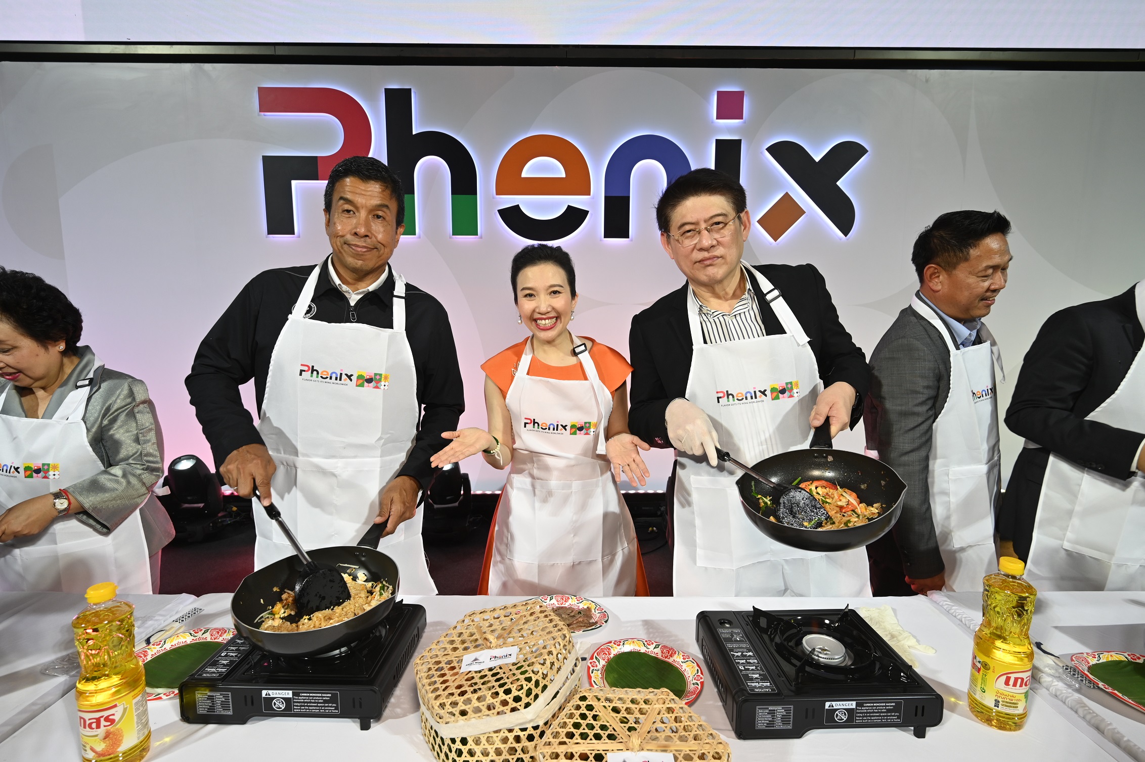 “Phenix” ฉลองกรุงเทพฯ ศูนย์กลางท่องเที่ยวและแหล่งรวมสุดยอดความอร่อย เปิดตัวยิ่งใหญ่ ผู้ว่า กทม. นายชัชชาติ สิทธิพันธุ์ ดารา พิธีกร และเชฟชื่อดังทั่วประเทศ  รังสรรค์ผัดไทยยิ่งใหญ่ที่สุดในโลก 242 กระทะ ดันซอฟต์พาวเวอร์ไทยไกลก้องโลก 